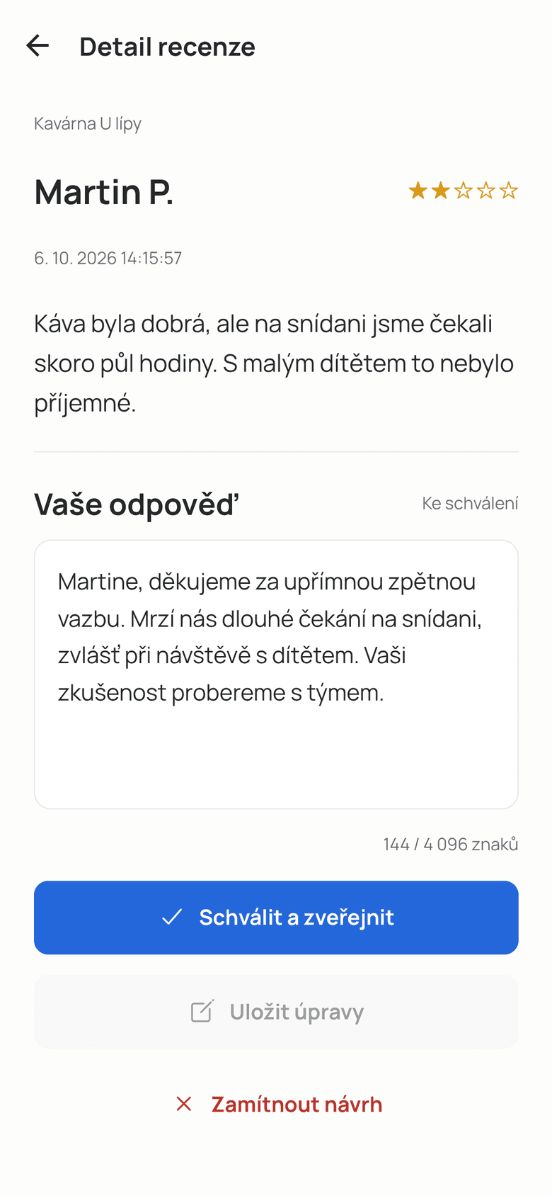 Detail recenze se dvěma hvězdičkami a návrhem odpovědi připraveným ke schválení. Ukázkový podnik.