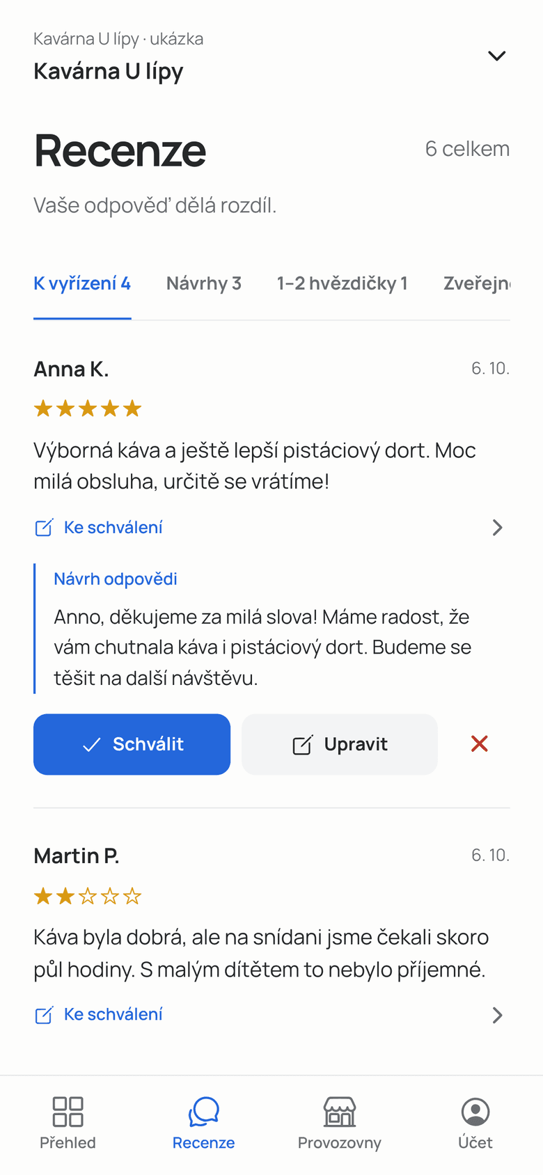 Seznam recenzí v aplikaci s návrhem odpovědi a tlačítky Schválit a Upravit. Ukázkový podnik.